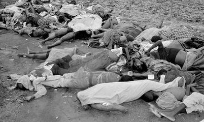 Cadáveres de las víctimas de los enfrentamientos tribales de Ruanda, amontonados en las calles de su capital, Kigali (1994).