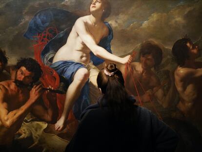 Una mujer contempla el cuadro de Artemisia Gentileschi 'El Triunfo de Galatea' en Gallerie d’Italia en Nápoles.