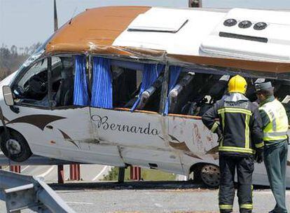 Estado en el que ha quedado el microbús accidentado en las cercanías del aeropuerto de Santiago