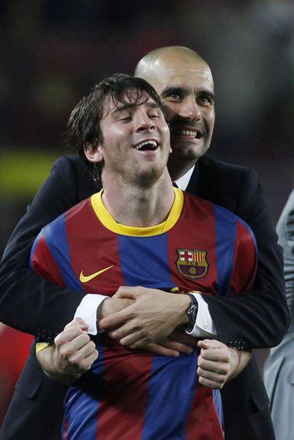 Guardiola abraza a Messi tras un partido.