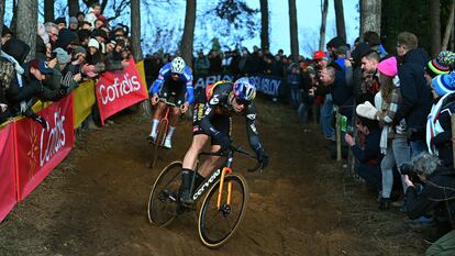Van Aert, por delante de Van der Poel, en una carrera en Bélgica el pasado diciembre.