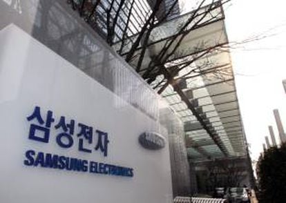 Vista de un logo de la compañía Samsung Electronics en el exterior de su sede central en Seúl (Corea del Sur). EFE/Archivo