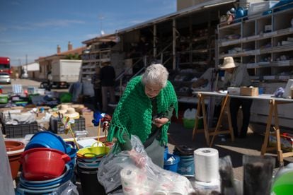 Una vecina de Villalazán compra productos de limpieza en un negocio de venta ambulante.