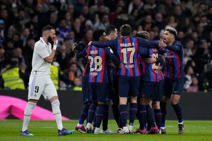 Los jugadores del Barcelona celebran el gol de su equipo ante el Real Madrid. 