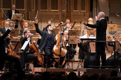 El violonchelista Kian Soltani, Paavo Järvi y algunos integrantes de la Tonhalle al final del ‘Concierto’ de Schumann, el miércoles en Zúrich.