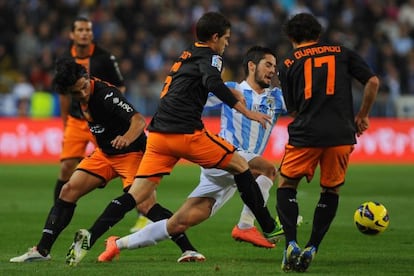 Isco trata de zafarse de los rivales.