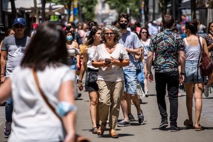 Varias personas pasean sin mascarilla por el centro de Madrid.