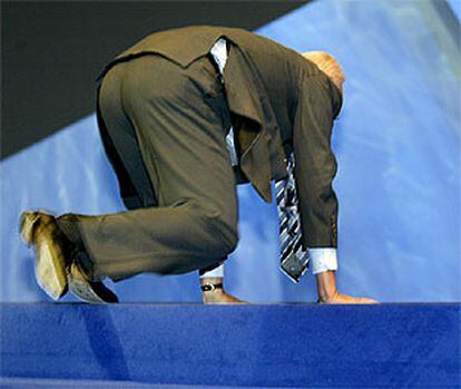 Stoiber tropieza al subir al escenario desde donde ayer abrió la campaña electoral de su partido en Düsseldorf.