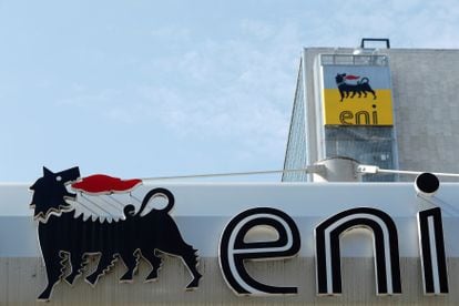 El logo de la petrolera italiana Eni en una estación de gas en Roma.