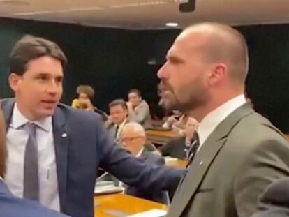 Eduardo Bolsonaro se enfrenta con un diputado brasileño por insinuar que su padre, el expresidente Bolsonaro, no recibió realmente una puñalada en 2018.