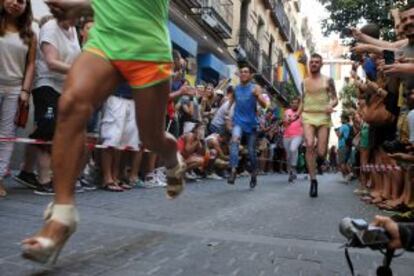 Mítica carrera de tacones en la calle de Pelayo, celebrada ayer en el barrio de Chueca.