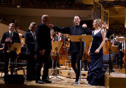 Florian Boesch, Teodor Currentis y Anna Lucia Richter saludan al final de la primera parte del concierto