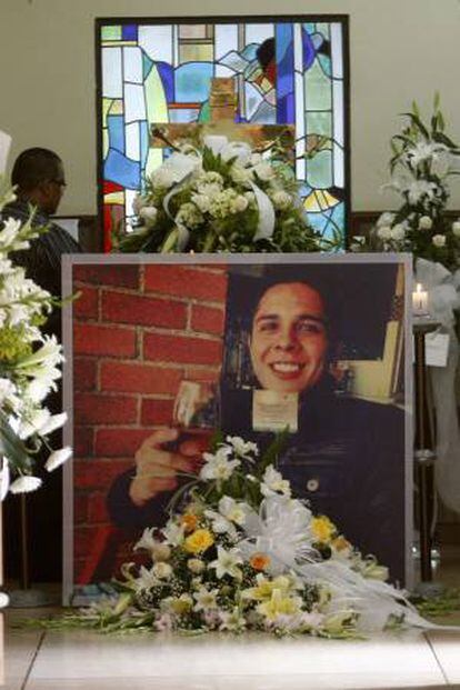 Familiares y amigos de Juan Esteban Cantor (en el retrato) asisten a su funeral en Medellín (Colombia). Cantor fue hallado muerto entre los escombros, después de quedar atrapado el pasado sábado tras el desplome de la torre 6 del edificio Space en Medellín (Colombia). Los organismos de socorro continúan buscando a las 10 personas que permanecen desaparecidas.