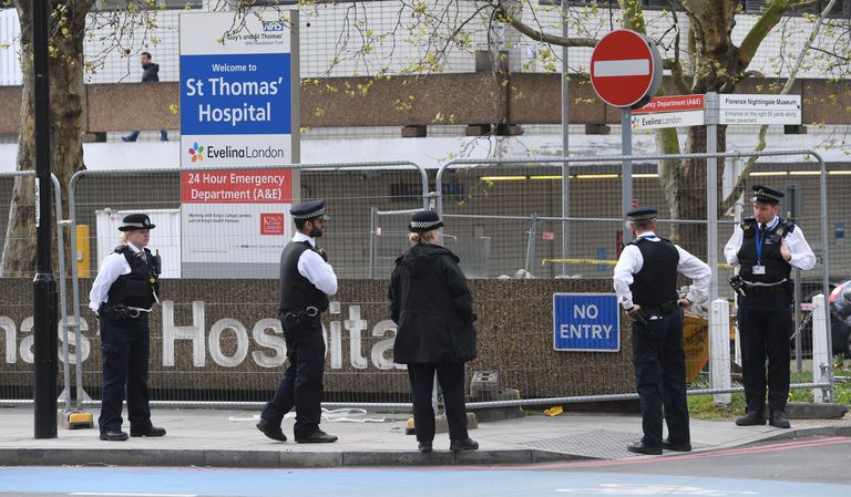 Un grupo de policías este lunes en los alrededores del hospital St. Thomas, en Londres, donde Boris Johnson permanece ingresado por Covid-19.