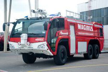 Modelo Dragón de seis ejes de Iveco-Magirus, un camión de bomberos especialmente diseñado para los aeropuertos.