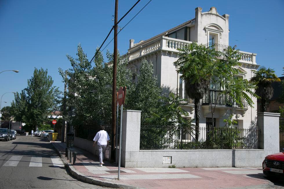 Después de múltiples invasiones, un vigilante protege por fin el palacete histórico Villa Menchu en Madrid.