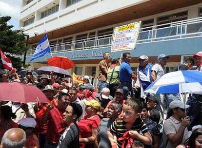 Seguidores del presidente Manuel Zelaya se manifiestan frente a la sede de la ONU en Tegucigalpa.