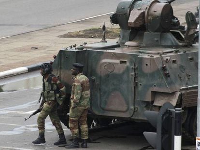 Una tanqueta, esta mañana en la calle de la oficina de Robert Mugabe en Harare.