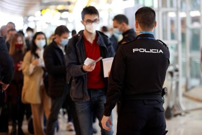 Un policía controla el paso de viajeros en el aeropuerto Adolfo Suárez-Madrid Barajas, el pasado viernes.