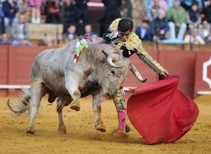 El matador mexicano Joselito Adame durante la lidia de su segundo toro.