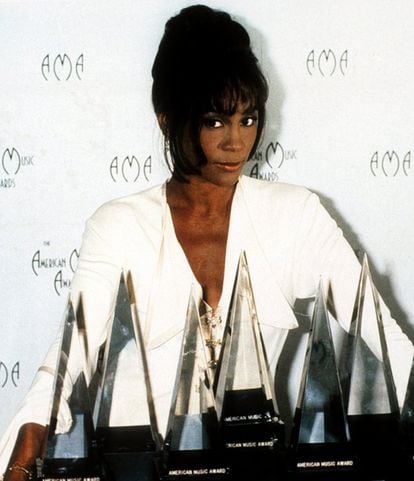 Durante su carrera, Whitney ganó dos Emmy, seis Grammy, 30 Billboards y 22 American Music Awards.