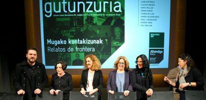 Desde la izquierda, Uribe, Müller, la teniente de alcalde bilbaína Ibone Bengoetxea, Blanco, Cacho y la directora de la Alhóndiga, Lourdes Fernández, en la presentación del festival Gutun Zuria.