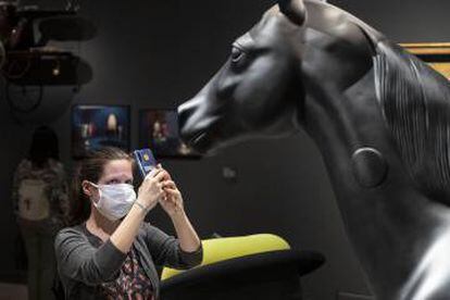 Una visitant fa una foto a una de les peces de l'exposició sobre el surrealisme.