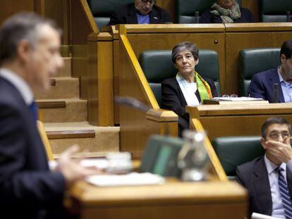 Urkullu se dirige a los parlamentarios mientras le escuchan Mintegi y López.