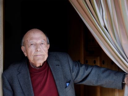 El escritor José Jiménez Lozano, en su casa de Alcazarén (Valladolid) en 2017.