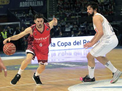 Ricardo Uriz controla el balón junto a Sergio Llull.