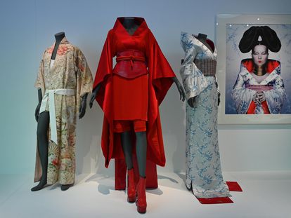 Quimonos de Freddie Mercury, Madonna y Bjork expuestos en la exposición 'Kimono: Kyoto to Catwalk' del museo Victoria and Albert Museum de Londres.