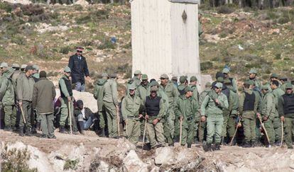 Guardas marroquíes frente a la valla que separa Marruecos de Melilla, en 2014.