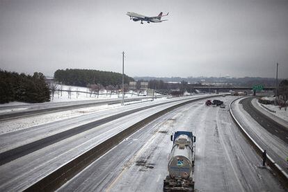 Un avión a punto de aterrizar en el aeropuerto de Atlanta, uno de los más afectados por el temporal de nieve que afecta al país.