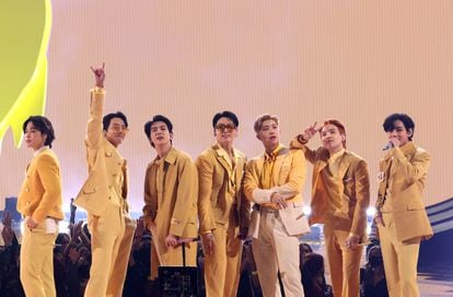Los miembros del grupo masculino más exitoso, BTS, en el escenario durante la ceremonia de los American Music Awards 2021 en el Microsoft Theatre en Los Ángeles, California.