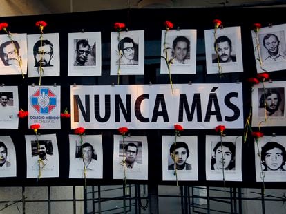 Cartel con rostros de detenidos desaparecidos durante la dictadura de Augusto Pinochet, en un acto en memoria en el Estadio Nacional en Santiago (Chile) el pasado lunes.