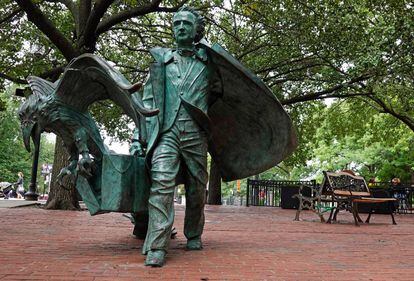 Estatua de bronce de Edgar Allan Poe en la plaza que lleva su nombre.