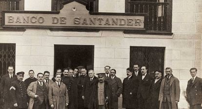 Un grupo de trabajadores frente a una sucursal del Banco Santander, en 1923.