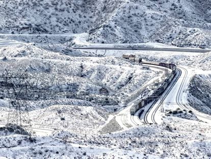 Un tren sobre las vías férreas nevadas, Estados Unidos.