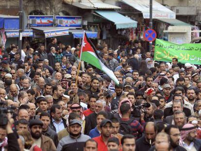 Cientos de manifestante protestan enfrente de la mezquita Al Huseini de Amm&aacute;n, Jordania el viernes.