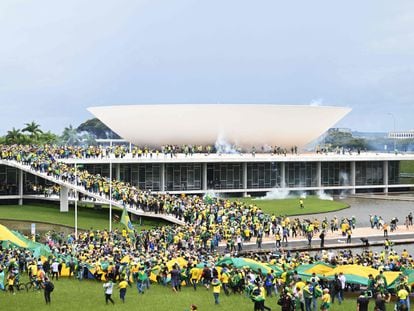 Partidarios de Jair Bolsonaro durante los disturbios del 8 de enero de 2023 en Brasilia.