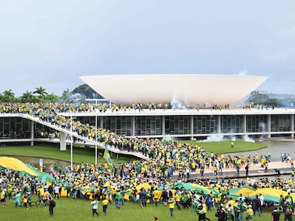 Partidarios de Jair Bolsonaro durante los disturbios del 8 de enero de 2023 en Brasilia.