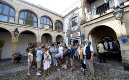 Un grupo de turistas pasean por las calles de la Judería de Córdoba, la ciudad de las tres culturas, donde la huella judía recobra su protagonismo histórico. EFE/Archivo