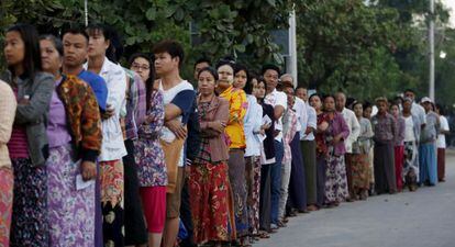 Cola de votantes para acceder a un colegio electoral en Mandalay (Myanmar).