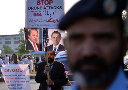 El líder de la minoría cristiana de Pakistán posa con una pancarta en una protesta en Islamabad contra la política de ataques con drones de Barack Obama y Nawaz Sharif.