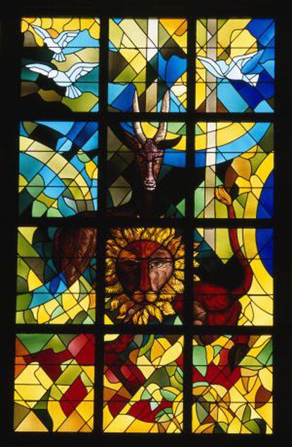 Una de las vidrieras, que representa la fauna africana, en la basílica de Nuestra Señora de la Paz de Yamusukro (Costa de Marfil).