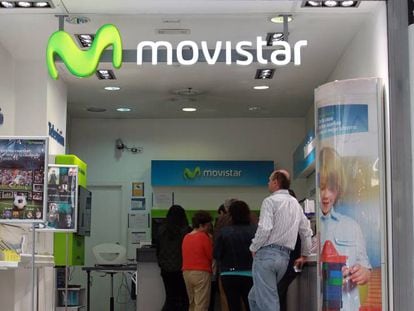 Varios clientes, en una tienda de Movistar.