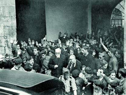 Miguel de Unamuno, a la salida del acto en el Paraninfo de la Universidad de Salamanca en octubre de 1936.