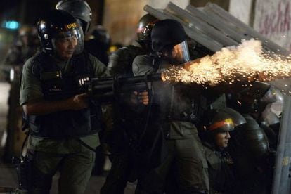 Miembros de la Guardia Nacional lanzan gases a los manifestantes en Caracas. 