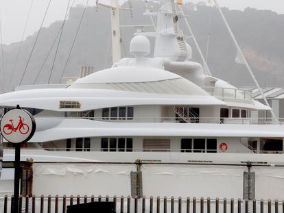 El yate 'Valerie' con las letras tapadas con plásticos en el puerto de Barcelona.