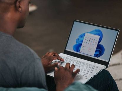 Persona usando un portátil con Windows 11